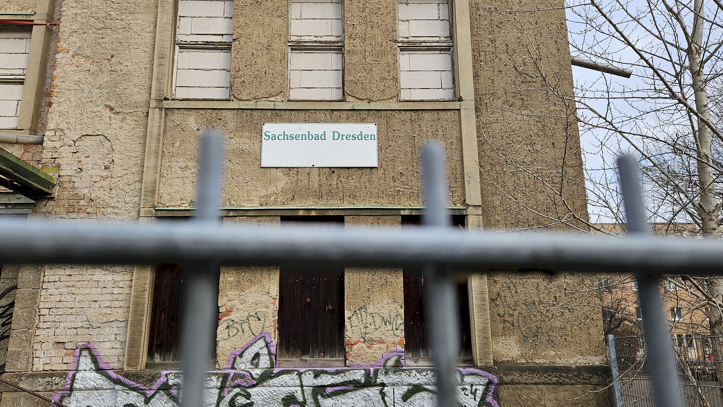 Sachsenbad an der Wurzener Straße - seit mehr als 30 Jahren steht es leer. Foto: J. Frintert