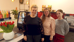 Ab März kommen weitere Mitarbeitende ins Team, jetzt bringen sie erst einmal den Laden zum Laufen (v.l.n.r.): Katrin Friedrich, Ladenchefin-Cindy und Katrin Friedrichs Tochter. Foto: S. Reichel