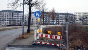 Auf der eingezäunten Baustelle passiert aktuell nichts. Foto: J. Frintert