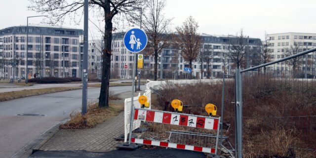 Auf der eingezäunten Baustelle passiert aktuell nichts. Foto: J. Frintert