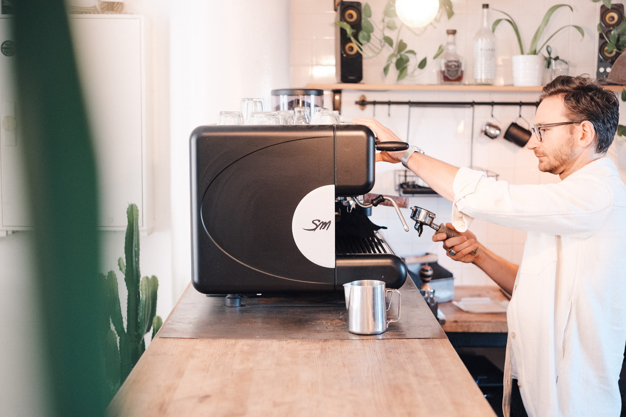 An der schicken Kaffeetheke wird von Produktdesigner Maximilian gekonnt Kaffee zubereitet. Foto: Nico Müller