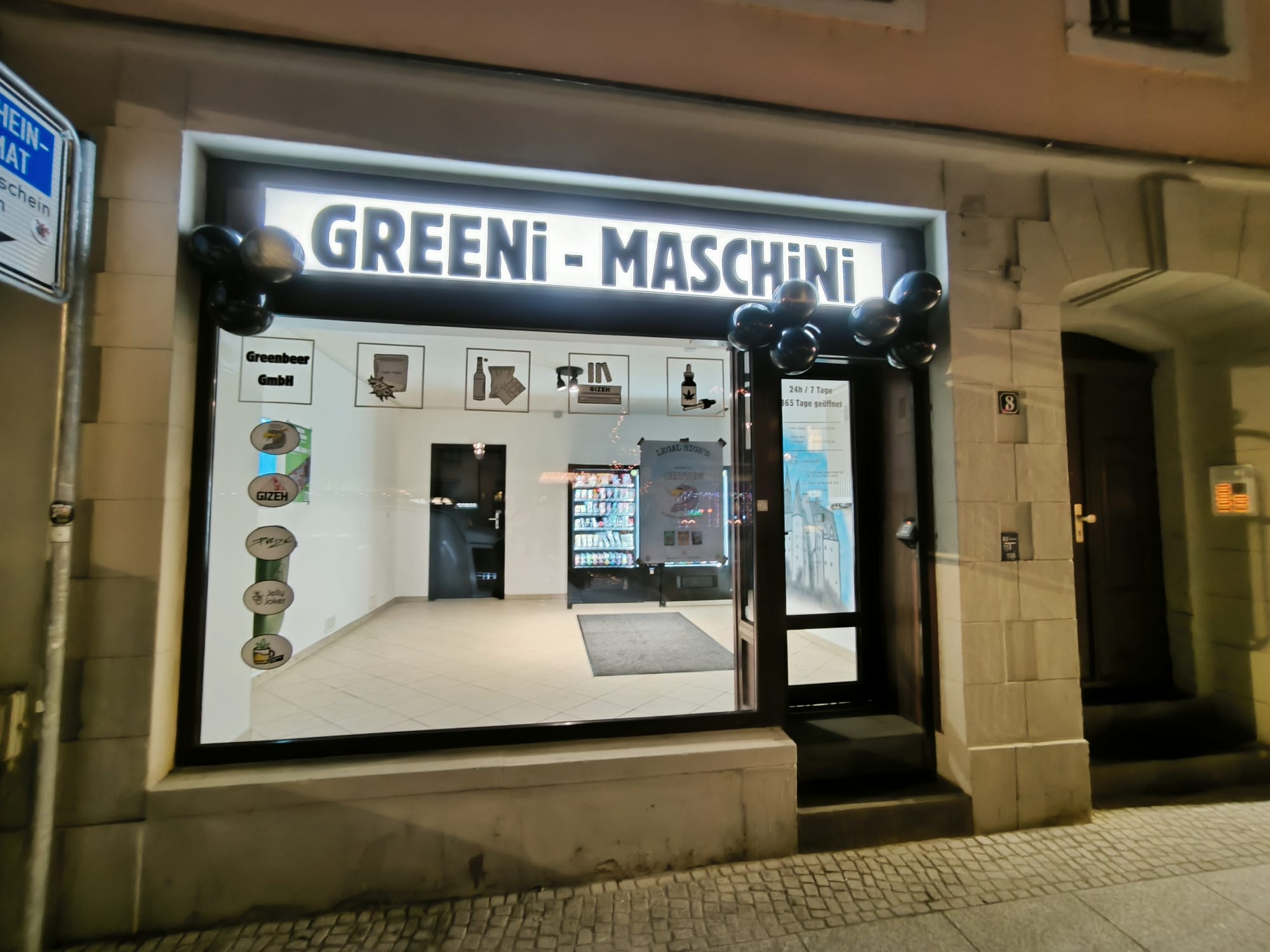 "Greeni Maschini" im Zentrum Meißens gibt es seit Ende 2024 und wird gut angenommen. Bild: Greenbeer Spät- und Headshop.