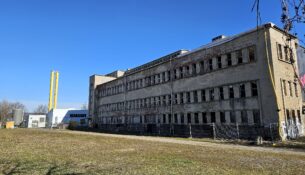 Sachsenbad an der Wurzener Straße - im Hintergrund mit dem gelben Schornstein das Blockheizkraftwerk der Sachsen-Energie - Foto: J. Frintert