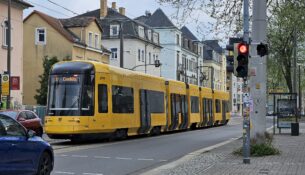 Die Haltestellen sollen umgebaut werden, so dass die Bahn barrierearm erreicht werden kann. Foto: J. Frintert