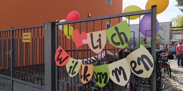 Große Versammlung auf der Markusstraße 11, dem Sitz des Pieschener "Stoffwechsel e.V.".