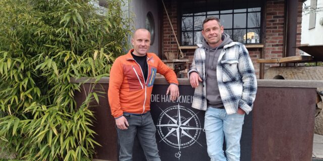 Kai Roscher (l.) und Tino Fleischer (r.) sind die "Hafenmeister". Sie leiten ein gastronomisches Unternehmen am Neustädter Hafen.