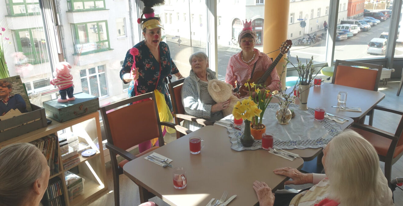 Clowns vom Verein Rote Nasen besuchen Altenpflegeheim Pieschen