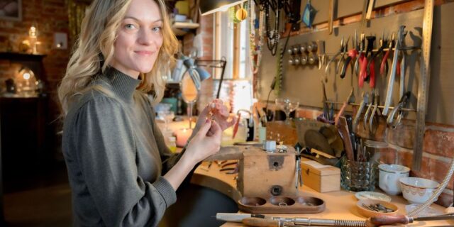 Teil eins des "doppelten Annchens" im "St. Annen Werksalon": Anna-Maria Bräunig, Goldschmiedemeisterin in der zweiten Generation. Foto: Katja Knetschke Fotografie