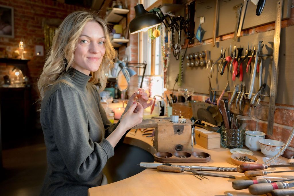 Teil eins des "doppelten Annchens" im "St. Annen Werksalon": Anna-Maria Schelle, Goldschmiedemeisterin in der zweiten Generation. Foto: Katja Knetschke Fotografie