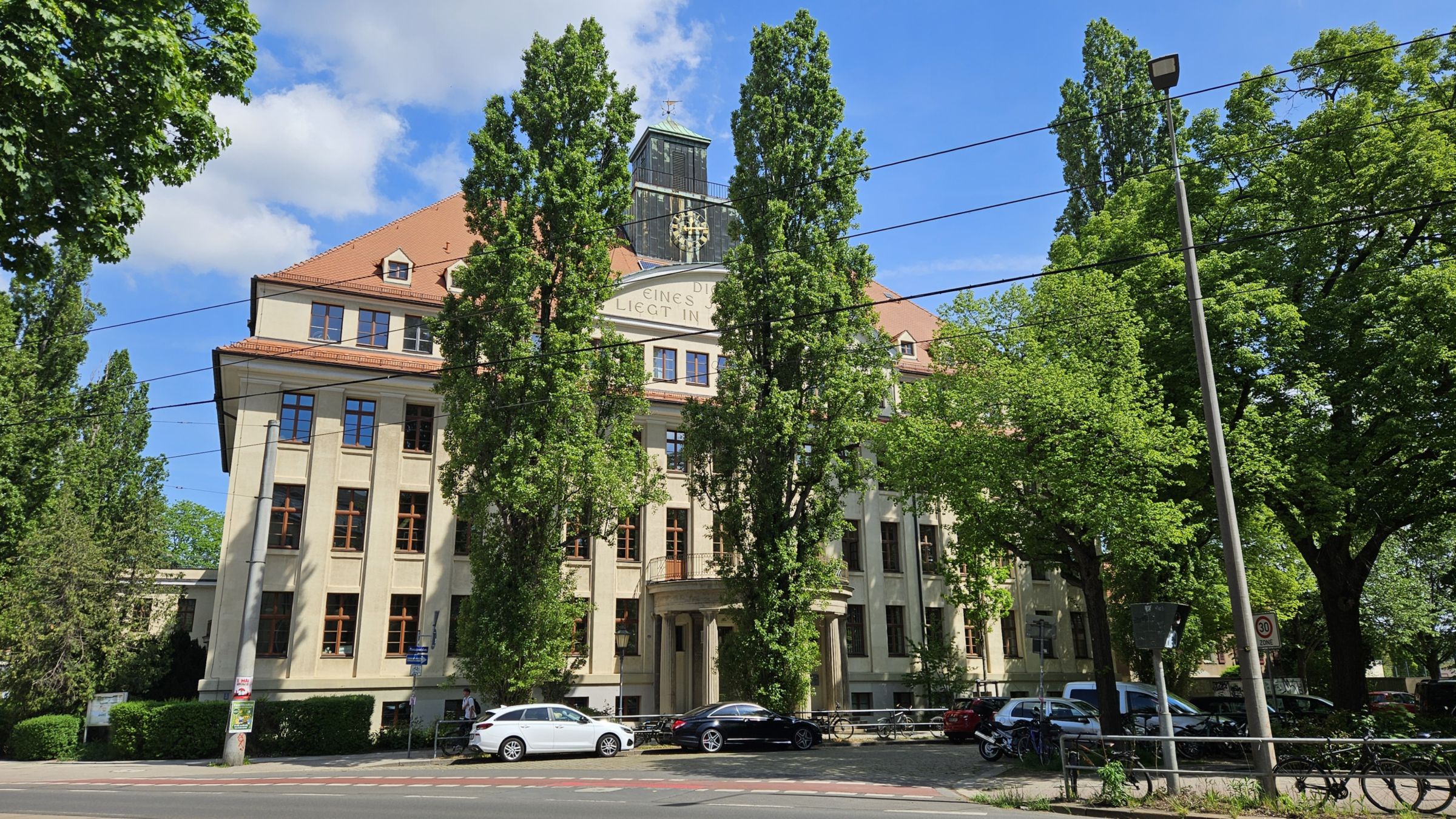 Pestalozzi-Gymnasium am Pestalozzi-Platz - Foto: J. Frintert