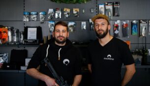 Eric Menzel und Tom Röthel haben an der Großenhainer Straße ein Geschäft für Airsoft-Spieler eröffnet. Foto: F. Varga