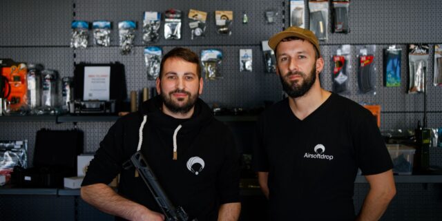Eric Menzel und Tom Röthel haben an der Großenhainer Straße ein Geschäft für Airsoft-Spieler eröffnet. Foto: F. Varga