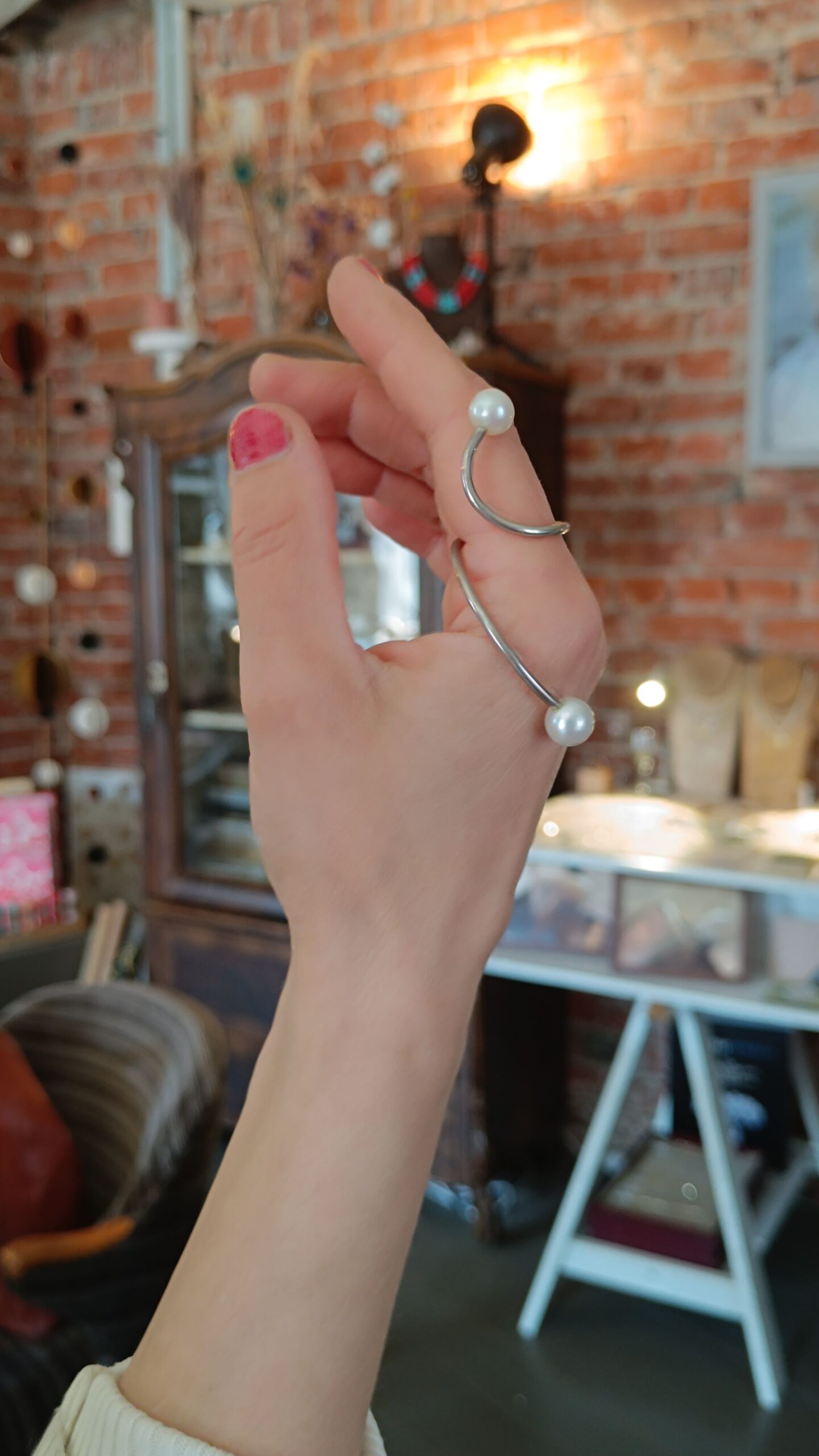 Anna-Maria nennt ihn den "Champagnerring": "Diesen Silberring trägt man am besten mit einem Glas Champagner in der Hand!", meint sie.