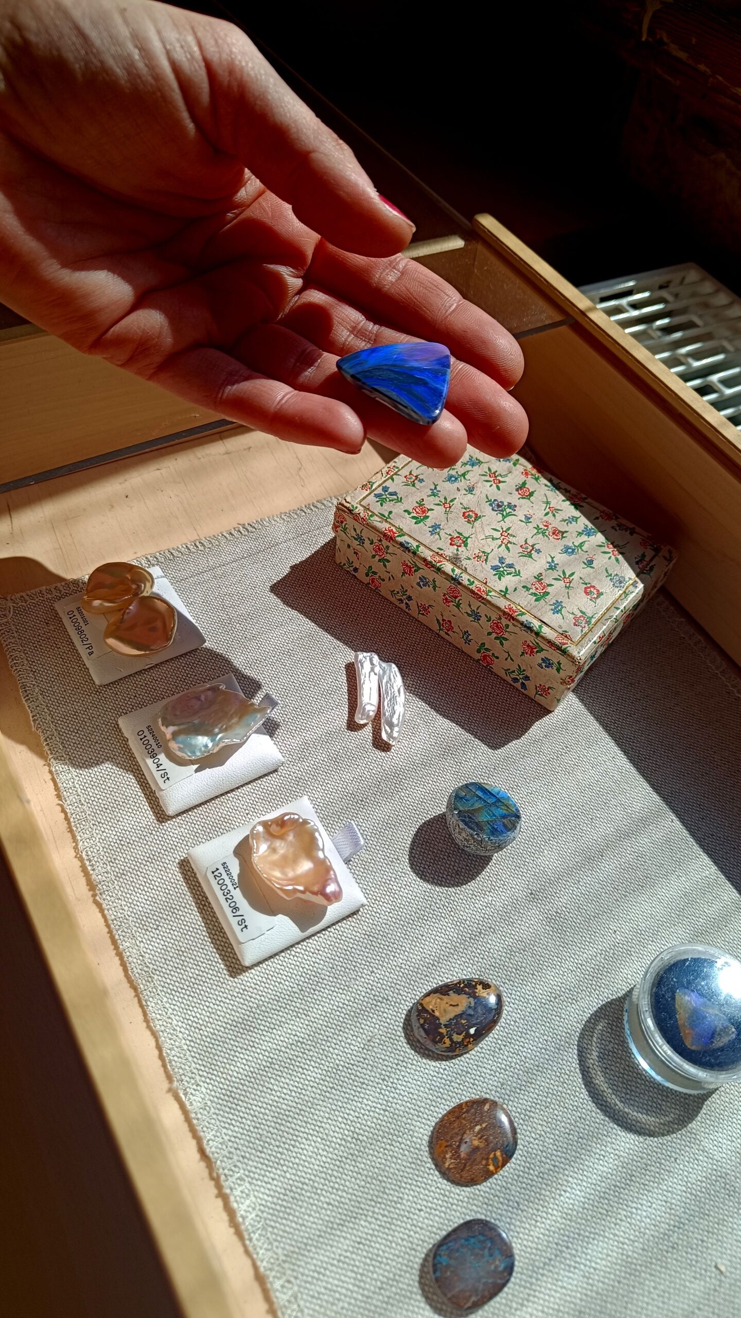 Silber und Gold stammen aus Recyclingquellen, Perlen und Edelsteine aus nachhaltigem Abbau.