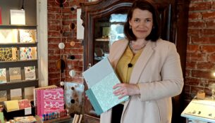 Anne Wehner-Bräunig ist Buchbinderin im "St. Annen Werksalon" und gibt auch Kurse.