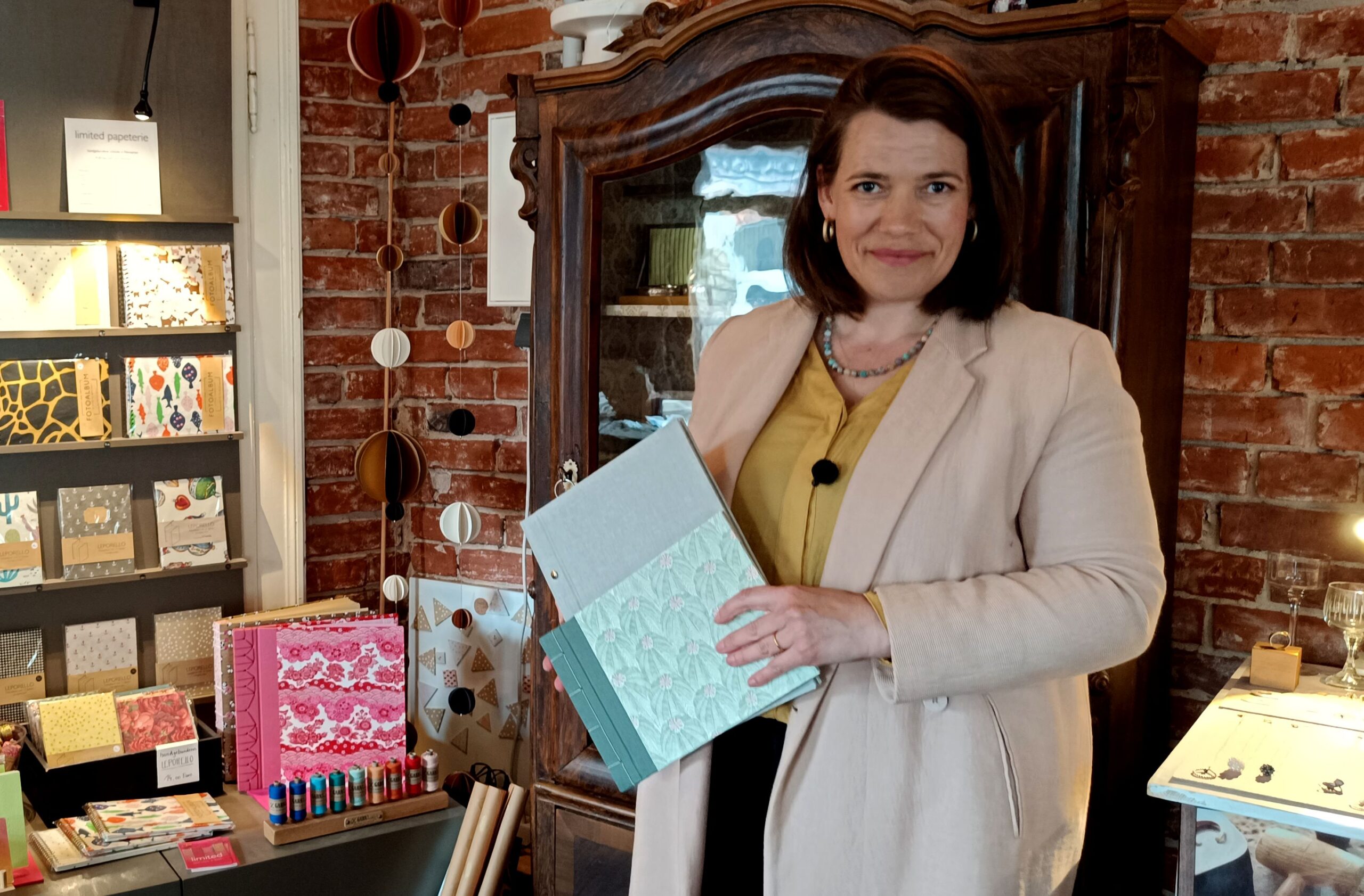 Anne Wehner-Bräunig ist Buchbinderin im "St. Annen Werksalon" und gibt auch Kurse.