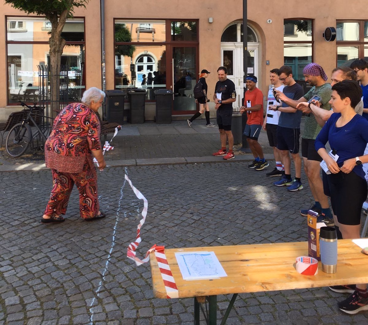 Sonntagmorgens zum Stadtteilfest "Sankt Pieschen": Vereinsmitglieder des Pro Pieschen e.V. machen Stimmung beim Pieschenlauf 2025. Foto: Verein Pro Pieschen e.V.