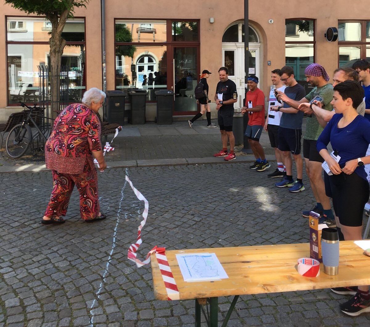 Sonntagmorgens zum Stadtteilfest "Sankt Pieschen": Vereinsmitglieder des Pro Pieschen e.V. machen Stimmung beim Pieschenlauf 2025. Foto: Verein Pro Pieschen e.V.