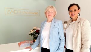 Kathrin Heller (l.) und Stefanie Unglaube (r.) leiten zwei "Zweithaarliebe"-Studios - eins davon auf der Leipziger Straße 86 in Pieschen.