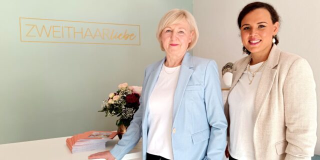 Kathrin Heller (l.) und Stefanie Unglaube (r.) leiten zwei "Zweithaarliebe"-Studios - eins davon auf der Leipziger Straße 86 in Pieschen.