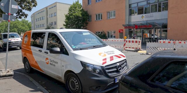Vermutlich waren Bauarbeiten an der Kopernikusstraße der Auslöser für den Stromausfall. Mitarbeiter der SachsenNetze reparierten die Leitung. Foto: R. Halkasch