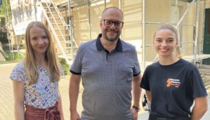 Alexander Mosch mit Maria Grahl vom Albert-Schweitzer-Kinderdorf in Sachsen e.V. und Auszubildender Selma Thon - Foto: meeco Communication Services