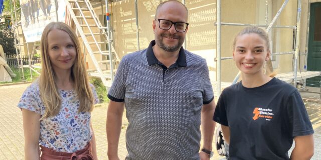 Alexander Mosch mit Maria Grahl vom Albert-Schweitzer-Kinderdorf in Sachsen e.V. und Auszubildender Selma Thon - Foto: meeco Communication Services