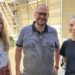 Alexander Mosch mit Maria Grahl vom Albert-Schweitzer-Kinderdorf in Sachsen e.V. und Auszubildender Selma Thon - Foto: meeco Communication Services