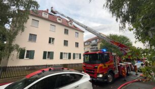 Die Feuerwehr konnte den Brand im Dachstuhl des Hauses an der Bolivarstraße rasch löschen. Foto: R. Halkasch