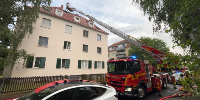 Die Feuerwehr konnte den Brand im Dachstuhl des Hauses an der Bolivarstraße rasch löschen. Foto: R. Halkasch