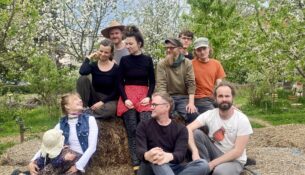 Quereinsteiger mit Interesse am Gärtnern, FÖJler, Gärtner, Permakulturinteressierte - das Team der "Alten Gärtnerei" ist bunt gemischt. Foto: AlteGärtnerei Dresden