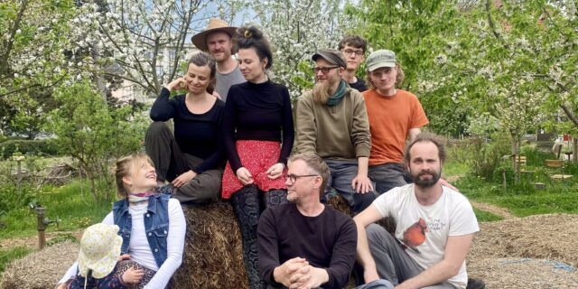 Quereinsteiger mit Interesse am Gärtnern, FÖJler, Gärtner, Permakulturinteressierte - das Team der "Alten Gärtnerei" ist bunt gemischt. Foto: AlteGärtnerei Dresden