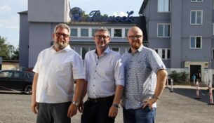 Die Chefs des Barock-Eventparks, Torsten Meisel (links) und Benjamin Venter (rechts), in der Mitte Matthias Kuhnt vom Tintenhersteller Octopus Fluids. Foto: J. Frintert