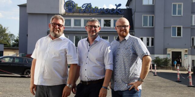 Die Chefs des Barock-Eventparks, Torsten Meisel (links) und Benjamin Venter (rechts), in der Mitte Matthias Kuhnt vom Tintenhersteller Octopus Fluids. Foto: J. Frintert