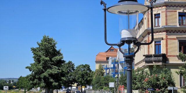 Auf der Kötzschenbroder Straße leuchten jetzt LED-Lampen am Straßenrand. Foto: J. Frintert