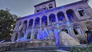 Eisschollen türmen sich vor dem Schloss Übigau. Foto: J. Frintert