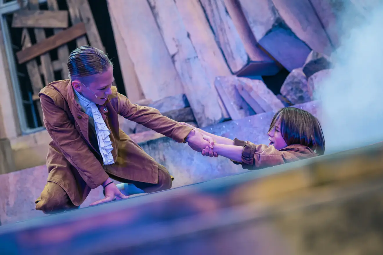 Die vielleicht entscheidende Szene in Caspar David Friedrichs Leben - als sein Bruder im Eismeer ertrinkt. Szenenfoto mit Levy Müller und Julius Esra Krauße - Foto: PR Comödie/Robert Jentzsch