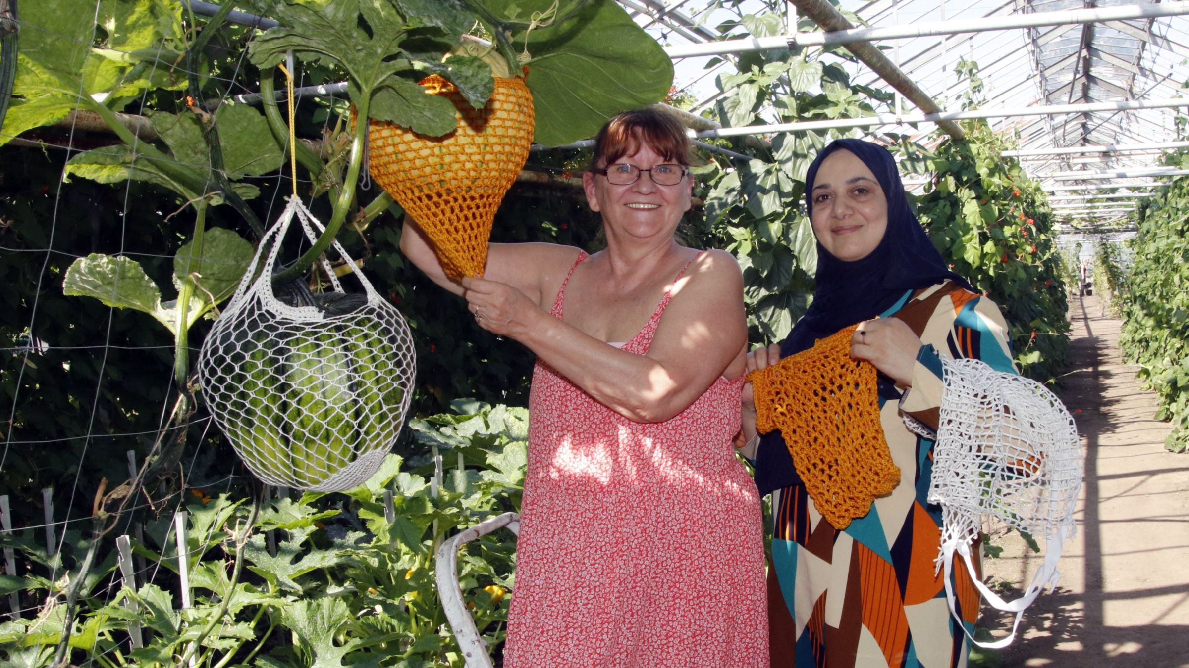 Silvia Benaoda und Mervat Shraif vom Verein "Jugend ∙ Arbeit ∙ Bildung" haben die Kürbisse mit Hilfe der "schnellen Häkelgruppe" gerettet. Foto: Sabine Mutschke