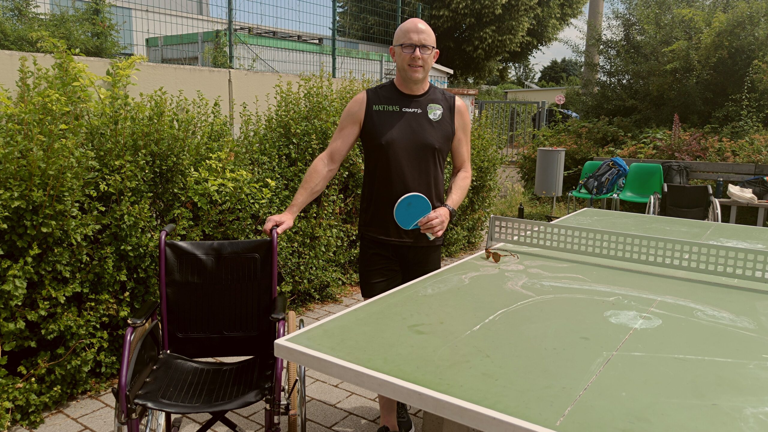 Robert Wenzel leitet u.a. den Inklusionssport am SV Motor Mickten e.V. Beim Sportfest durften die Schüler mal "Tischtennis mit Rolli" testen.