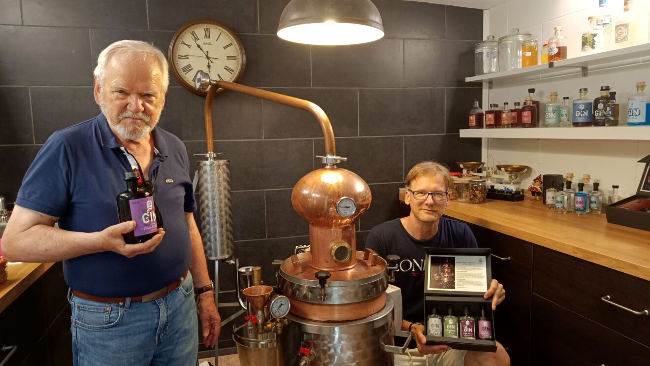 Unternehmensgründer Dr. Eberhard Treufeld (l.) und Mitarbeiter Falk Czekalla (r.).