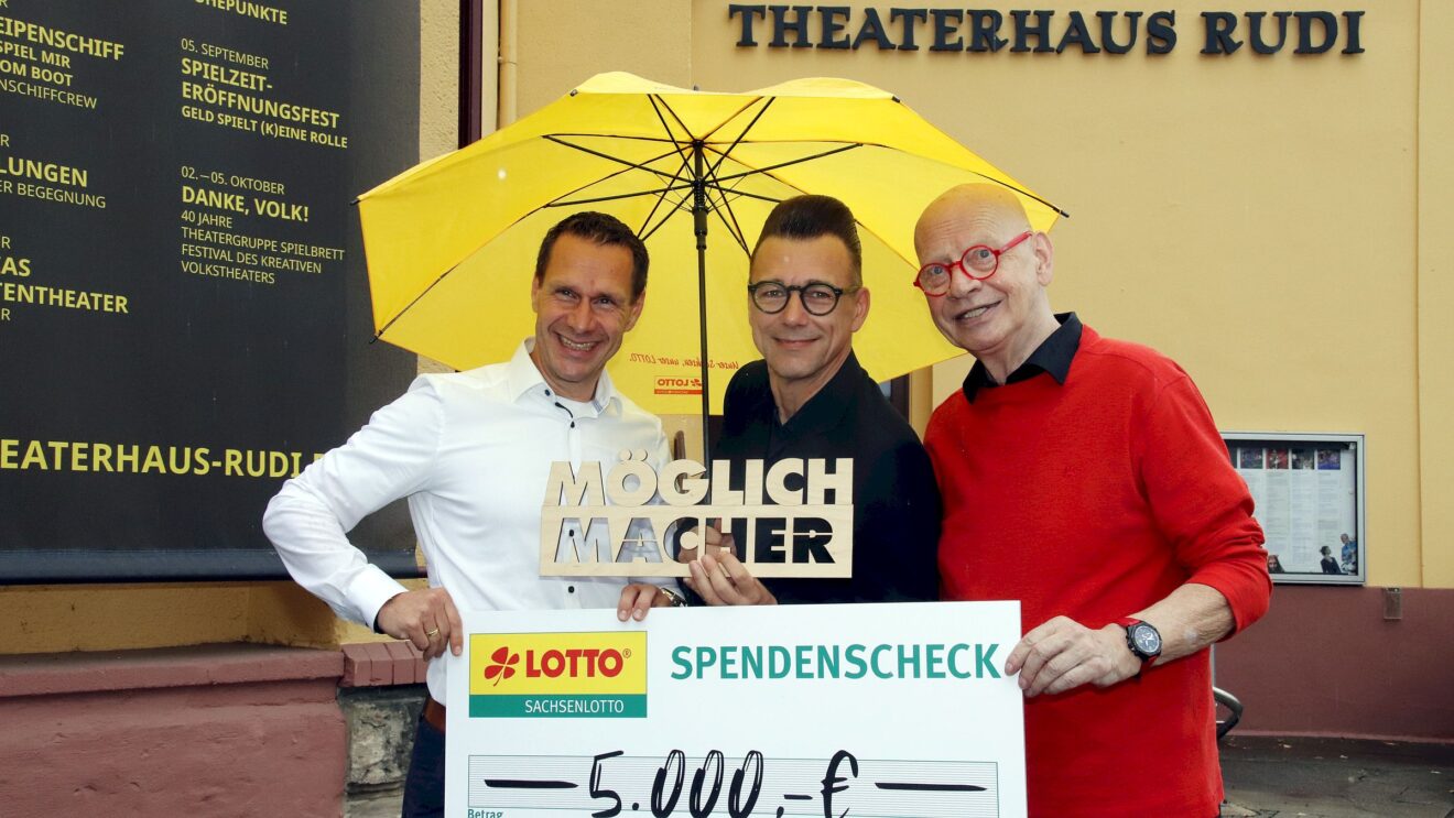 Marcel Körner, Vertriebsleiter Sächsische Lotto-GmbH, "Möglichmacher" Guido Gentzel und Chef-Pantomime Ralf Herzog mit 5.000-Euro-Scheck - Foto: J. Frintert
