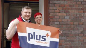 Hinter dem Carsharing-Platz direkt neben dem Barbier öffnet ab 1. Oktober "plus+" - Foto: Anton Launer
