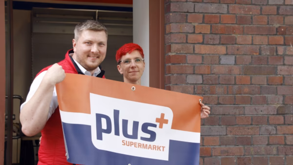 Hinter dem Carsharing-Platz direkt neben dem Barbier öffnet ab 1. Oktober "plus+" - Foto: Anton Launer