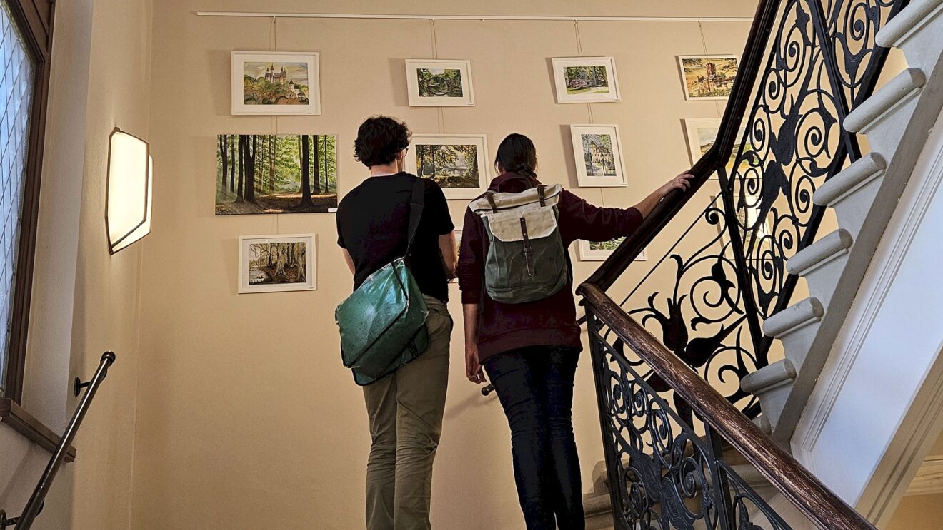 Die Ausstellung "Was uns bewegt..." ist auch im Treppenhaus des Rathauses zu sehen. Foto: J. Frintert
