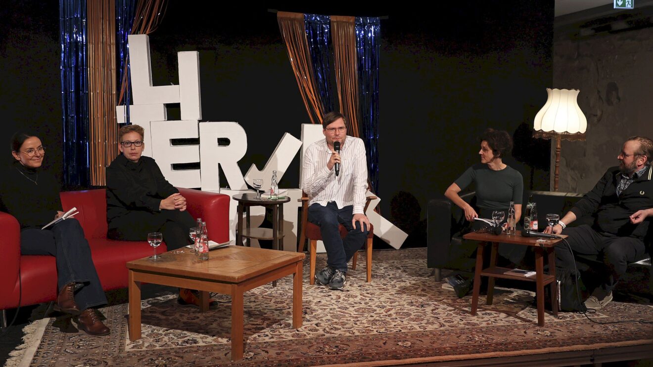 Moderator Michal Bittner diskutierte mit Gästen die ostdeutsche Identität anhand des Buches "Extremwetterlagen" - Foto: PR/P. Fischer