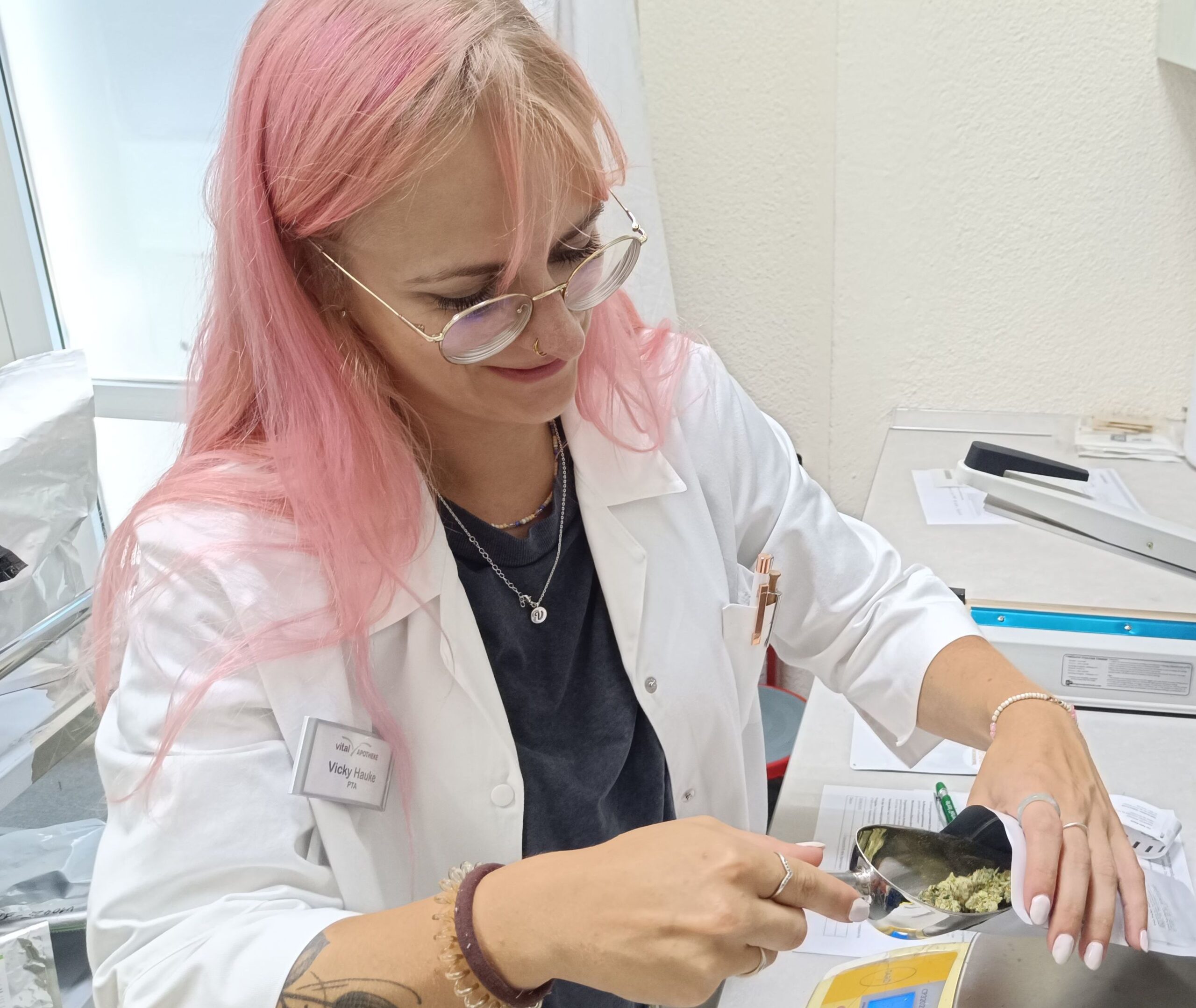 Mitarbeiterin der VitalApotheke beim Wiegen und Abfüllen von ärztlich verordnetem Medizinalcannabis.