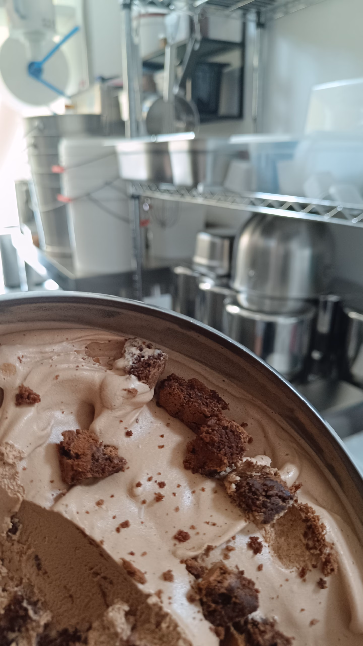 Verführerischer Blick in den Eisbehälter. Sorte: Geröstete Milch mit Schokocookies.
