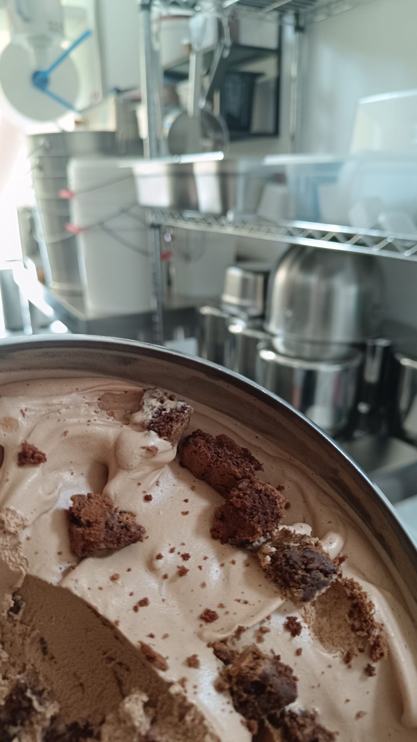 Verführerischer Blick in den Eisbehälter. Sorte: Geröstete Milch mit Schokocookies.