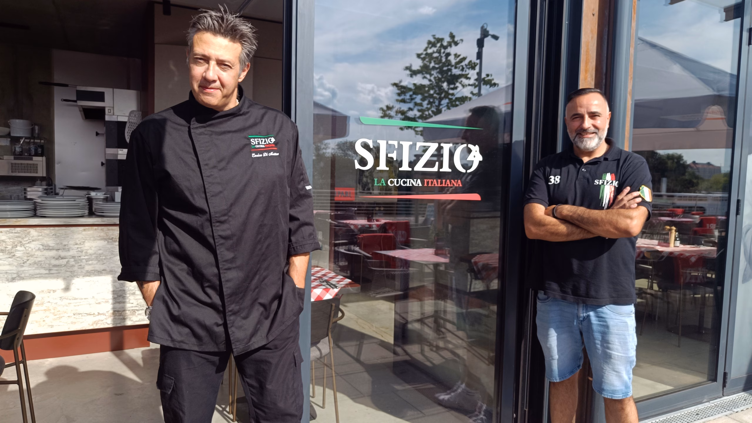 Enrico di Matteo (l.) und dessen Cousin präsentieren stolz das im Juli eröffnete "Sfizio" in der Hafencity. 