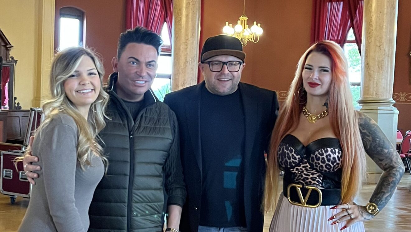 Gut gelaunt im Ballsaal: Linda Jung, Matthias Mangiapane, Anthony Weihs und Lyn Küstner freuen sich aufs Adventssingen im Watzke